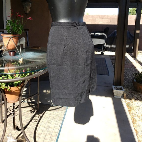 BARGAIN! Guess Collection Size 8 (fits more like a 6) very nice black skirt. - Picture 2 of 2